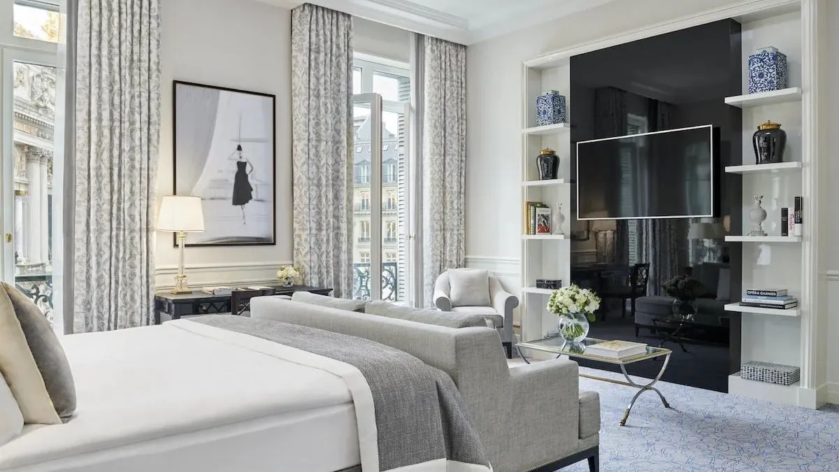 INTERCLEGRANPAR_Junior Suite with King Bed Opera View 2