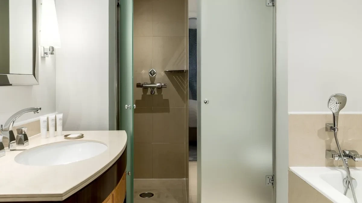 RENAISVENDPAR_Bathroom with Bath and Shower 2