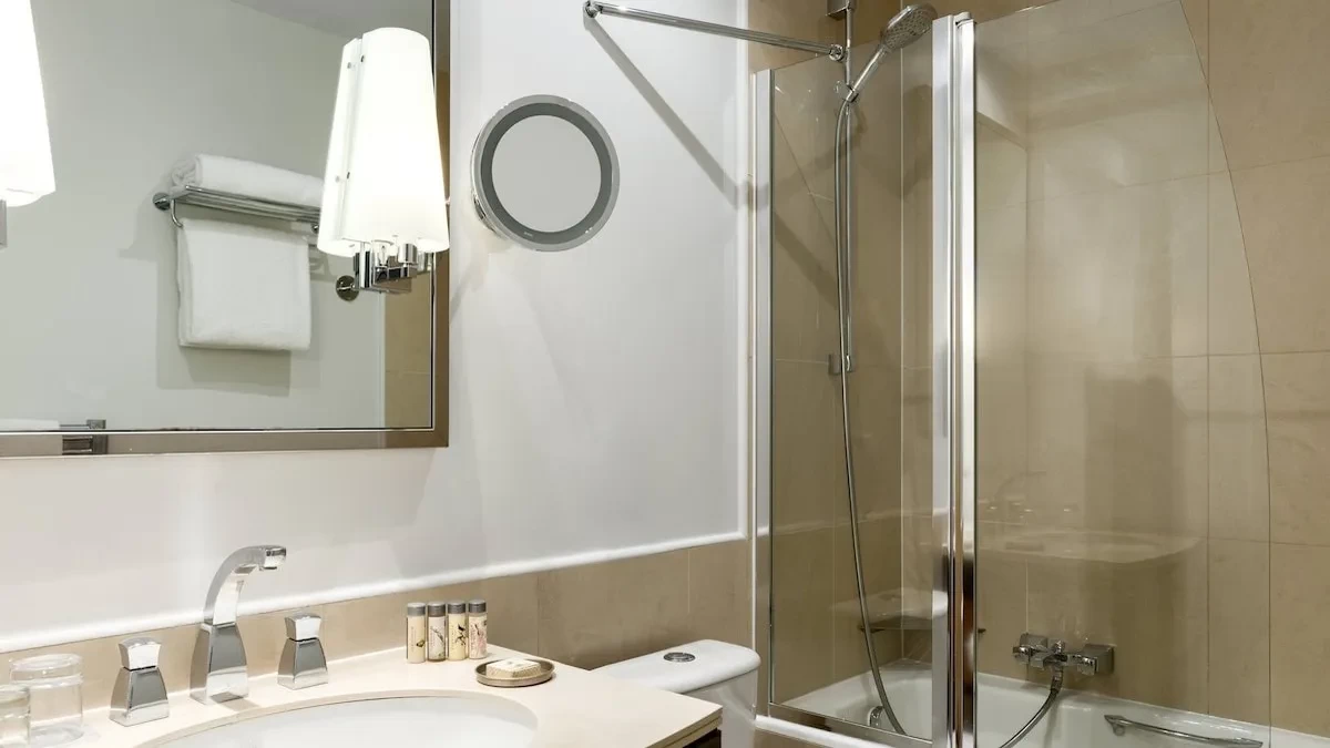 RENAISVENDPAR_Bathroom with Bath and Shower